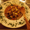 Bei der kulinarischen Woche in der Villa Rey ist auch ein Kochkurs im Programm. Toskanische Suppe Ribolitta serviert mit Holzlöffel.