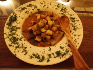 Bei der kulinarischen Woche in der Villa Rey ist auch ein Kochkurs im Programm. Toskanische Suppe Ribolitta serviert mit Holzlöffel.