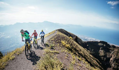 E-bike Tour mit Hans Rey und Silvia Rey am Vesuv.jpg