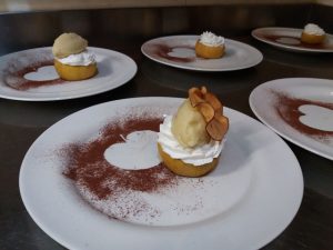 Bei der kulinarischen Woche ist auch ein Kochkurs im Programm. Tris di Mela featured Apfel in 3 Konsistenzen: gebacken, getrocknet und als Eiscreme