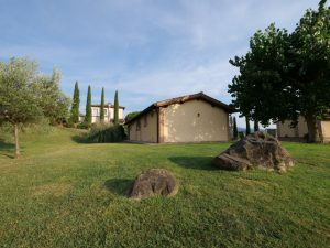 Bei der Bike & Yoga Woche in der Villa Rey findet hier Outdoor Yoga statt.