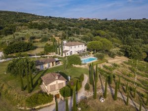 Das Bike Resort Villa Rey in Panicale Umbrien mit Pool, Park, Weinberg, Zypressen und Oliven.