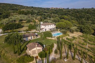 Das Bike Resort Villa Rey in Panicale Umbrien mit Pool, Park, Weinberg, Zypressen und Oliven.
